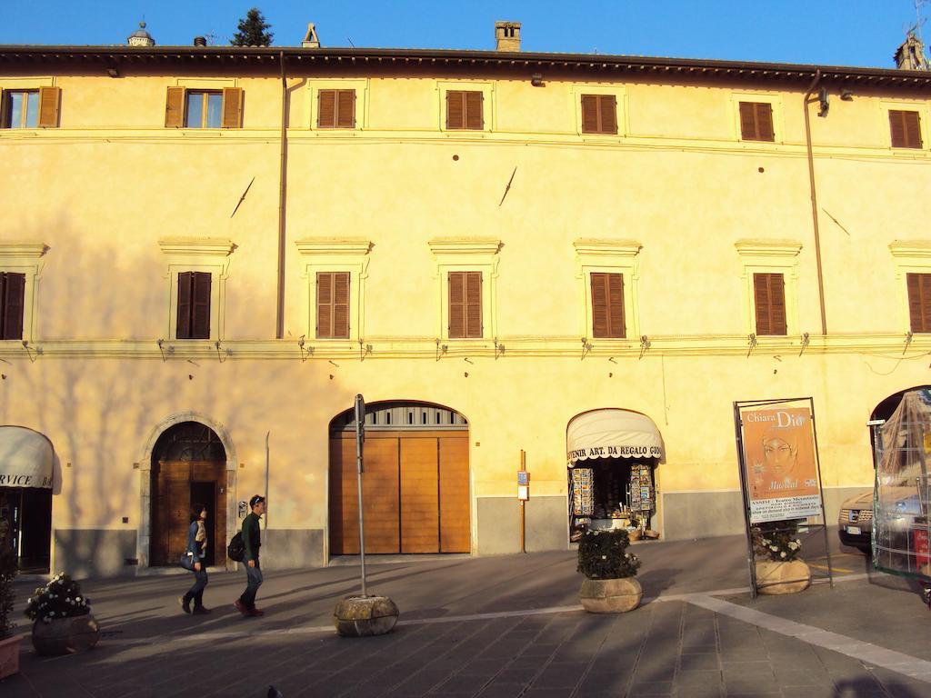 Appartamenti Piazza Santa Chiara Asyż Zewnętrze zdjęcie